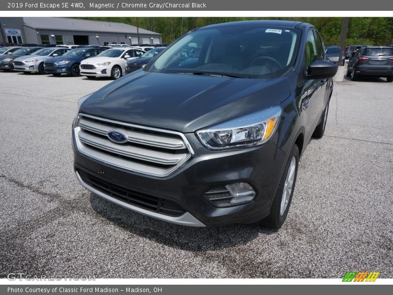 Magnetic / Chromite Gray/Charcoal Black 2019 Ford Escape SE 4WD