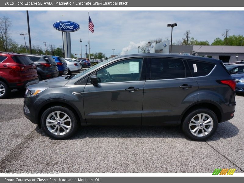 Magnetic / Chromite Gray/Charcoal Black 2019 Ford Escape SE 4WD