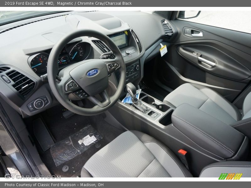 Magnetic / Chromite Gray/Charcoal Black 2019 Ford Escape SE 4WD