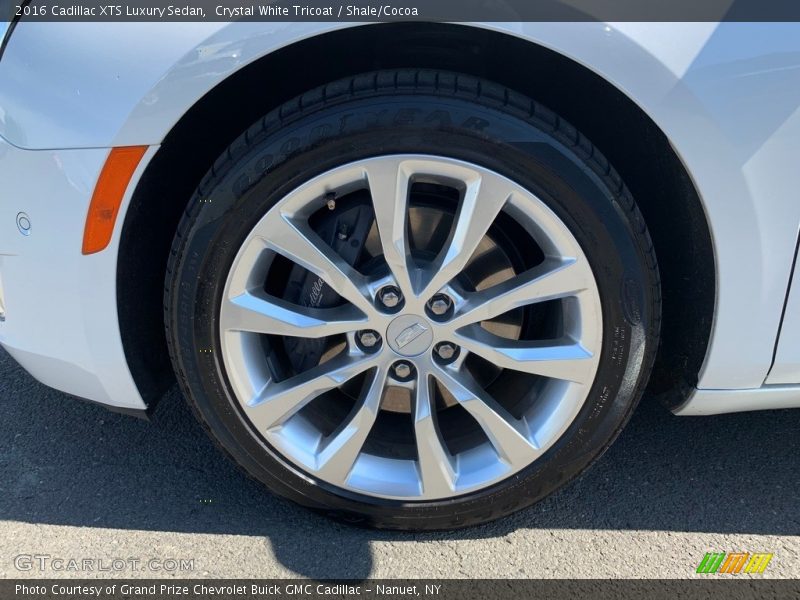 Crystal White Tricoat / Shale/Cocoa 2016 Cadillac XTS Luxury Sedan