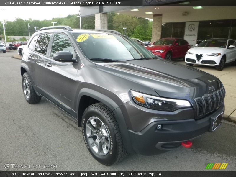 Front 3/4 View of 2019 Cherokee Trailhawk 4x4