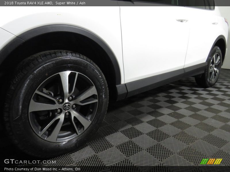 Super White / Ash 2018 Toyota RAV4 XLE AWD