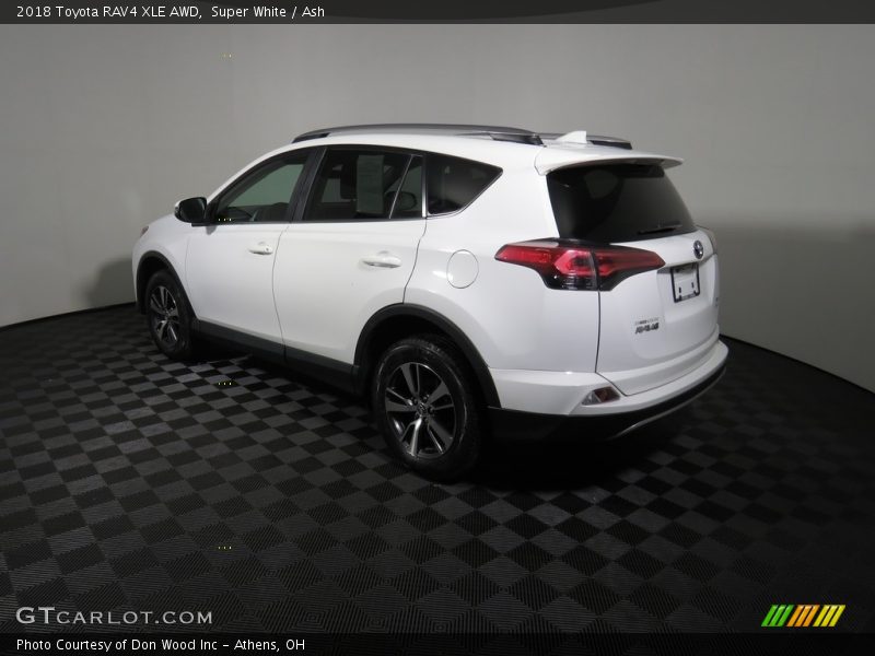Super White / Ash 2018 Toyota RAV4 XLE AWD