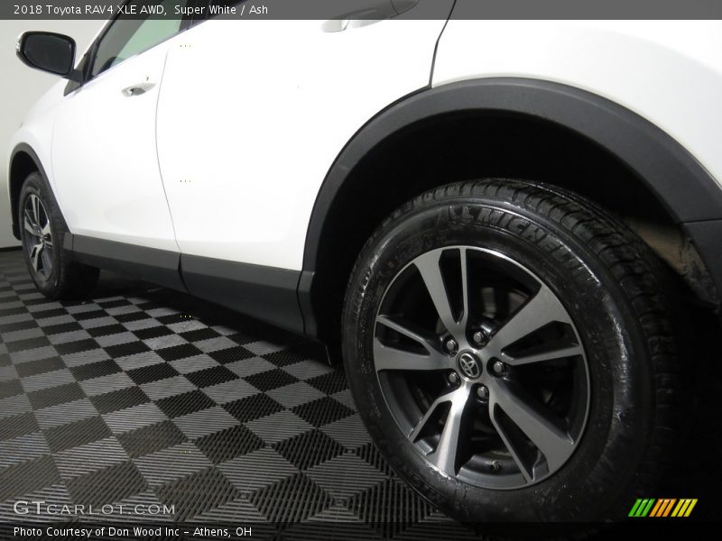 Super White / Ash 2018 Toyota RAV4 XLE AWD