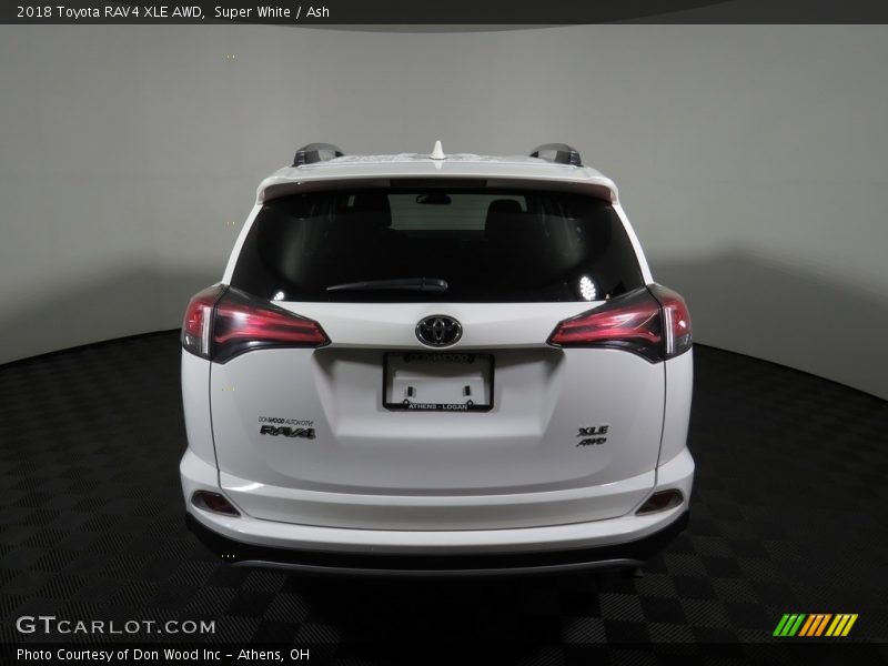 Super White / Ash 2018 Toyota RAV4 XLE AWD