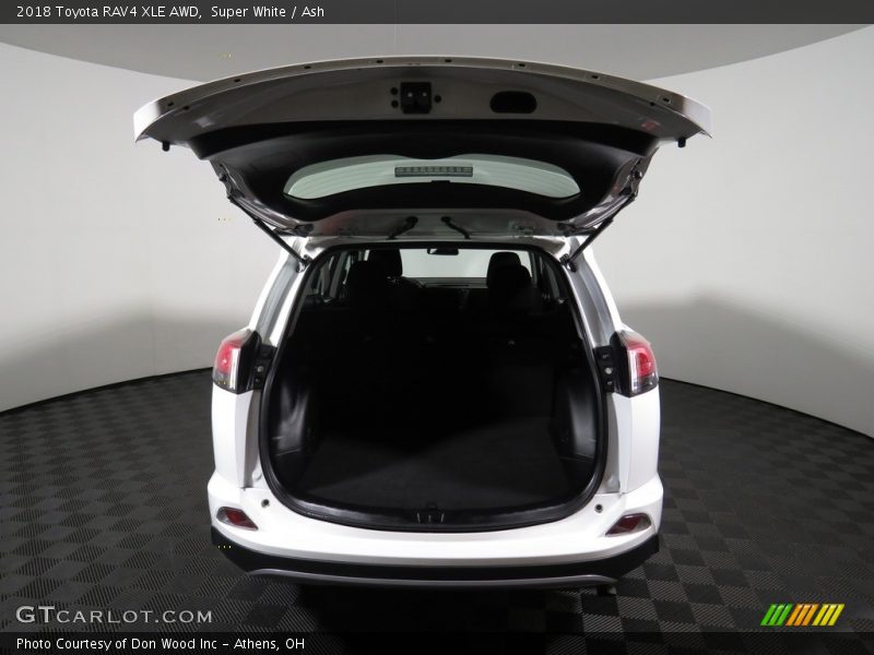 Super White / Ash 2018 Toyota RAV4 XLE AWD