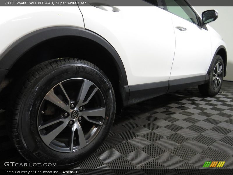Super White / Ash 2018 Toyota RAV4 XLE AWD