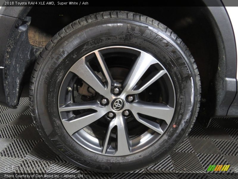Super White / Ash 2018 Toyota RAV4 XLE AWD