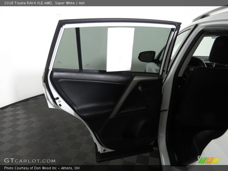 Super White / Ash 2018 Toyota RAV4 XLE AWD