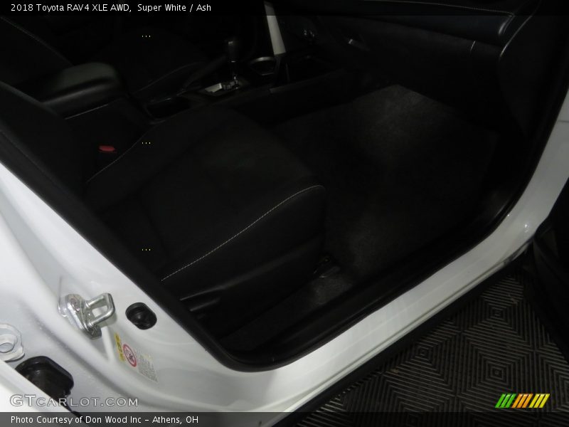 Super White / Ash 2018 Toyota RAV4 XLE AWD