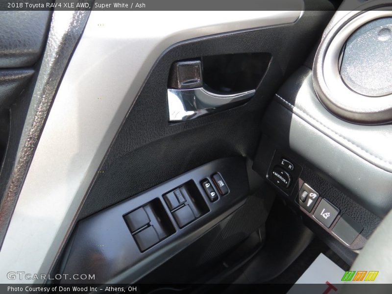 Super White / Ash 2018 Toyota RAV4 XLE AWD