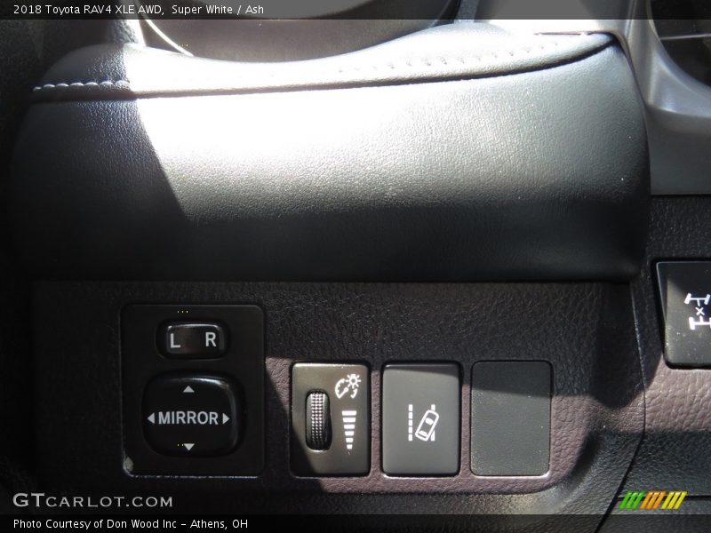 Super White / Ash 2018 Toyota RAV4 XLE AWD