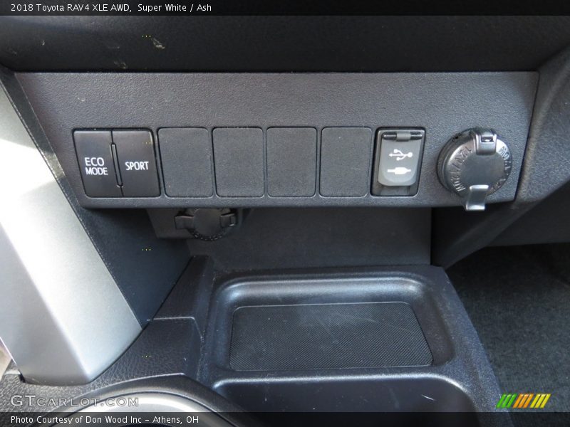 Super White / Ash 2018 Toyota RAV4 XLE AWD