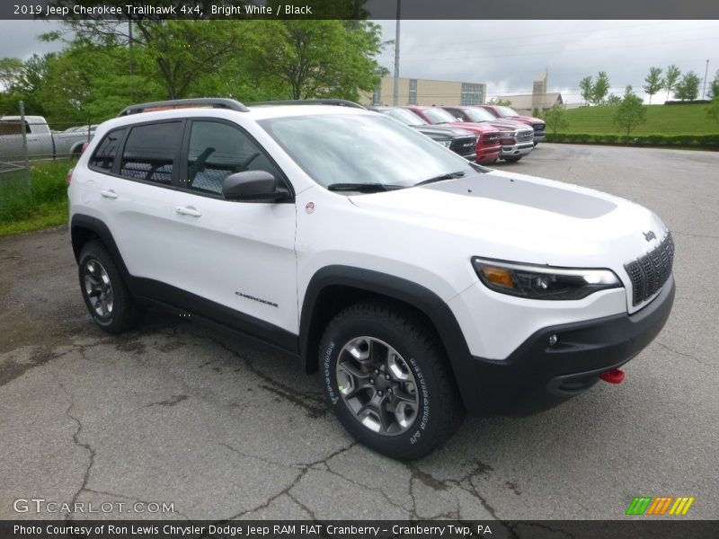 Front 3/4 View of 2019 Cherokee Trailhawk 4x4