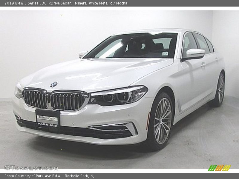 Mineral White Metallic / Mocha 2019 BMW 5 Series 530i xDrive Sedan