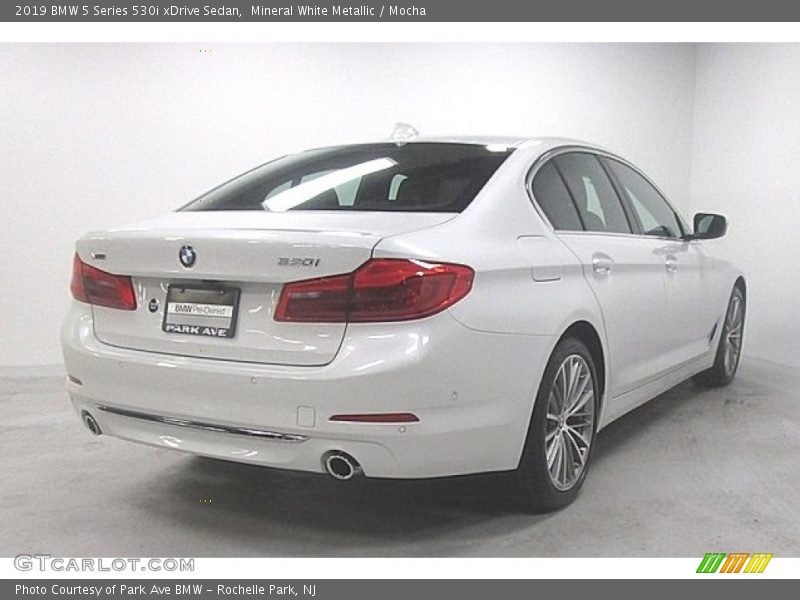 Mineral White Metallic / Mocha 2019 BMW 5 Series 530i xDrive Sedan