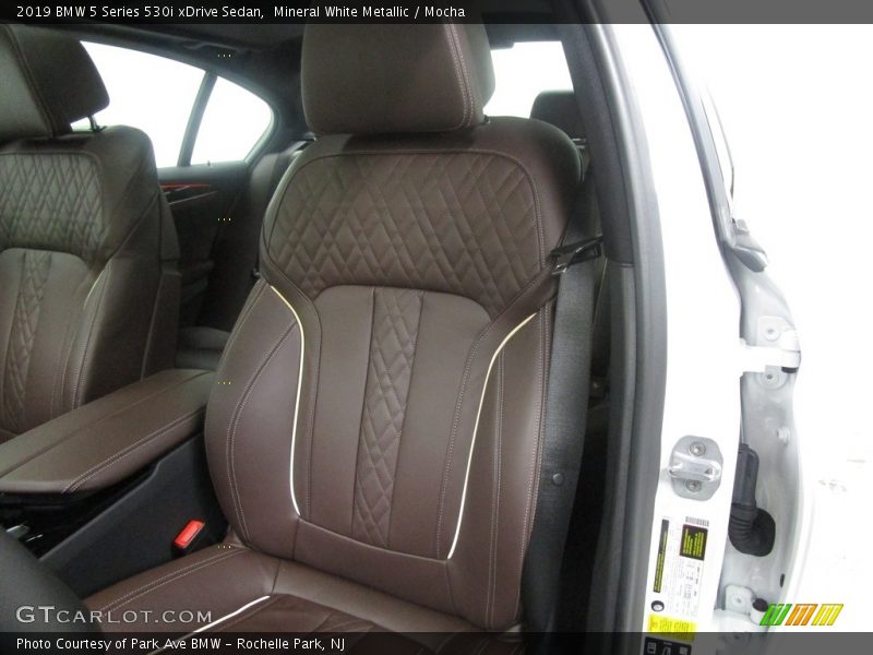 Mineral White Metallic / Mocha 2019 BMW 5 Series 530i xDrive Sedan