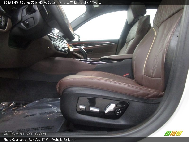 Mineral White Metallic / Mocha 2019 BMW 5 Series 530i xDrive Sedan