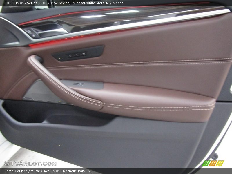 Mineral White Metallic / Mocha 2019 BMW 5 Series 530i xDrive Sedan