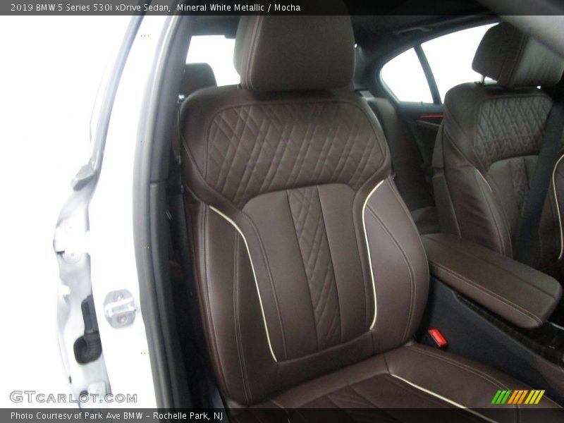 Mineral White Metallic / Mocha 2019 BMW 5 Series 530i xDrive Sedan