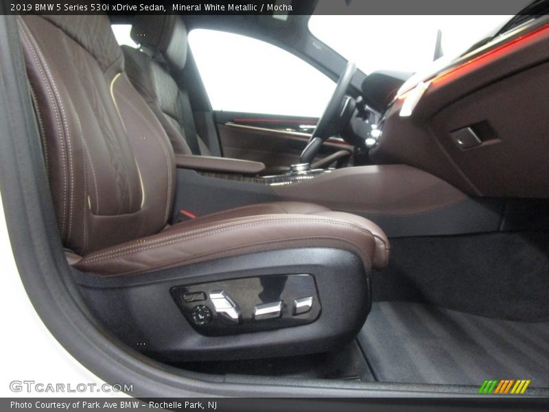 Mineral White Metallic / Mocha 2019 BMW 5 Series 530i xDrive Sedan