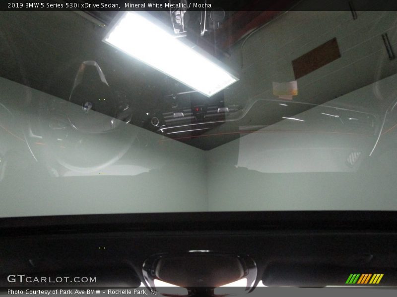 Mineral White Metallic / Mocha 2019 BMW 5 Series 530i xDrive Sedan