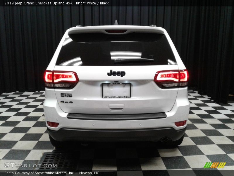 Bright White / Black 2019 Jeep Grand Cherokee Upland 4x4