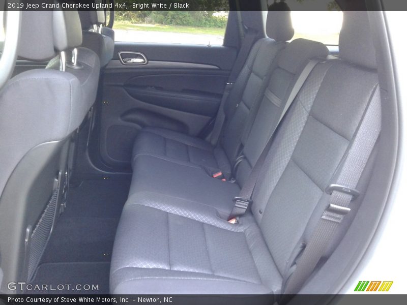 Bright White / Black 2019 Jeep Grand Cherokee Upland 4x4