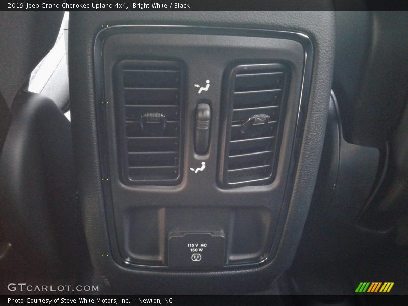 Bright White / Black 2019 Jeep Grand Cherokee Upland 4x4