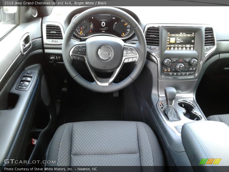 Bright White / Black 2019 Jeep Grand Cherokee Upland 4x4