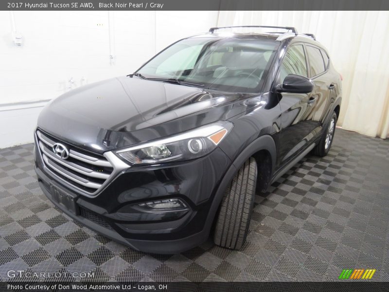 Black Noir Pearl / Gray 2017 Hyundai Tucson SE AWD