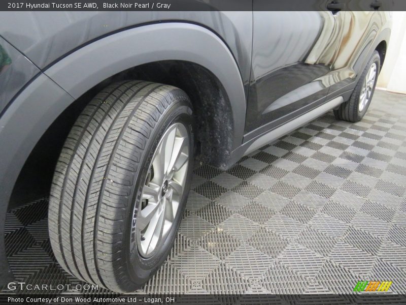 Black Noir Pearl / Gray 2017 Hyundai Tucson SE AWD