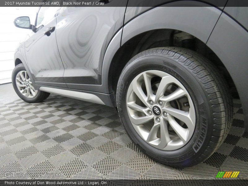 Black Noir Pearl / Gray 2017 Hyundai Tucson SE AWD
