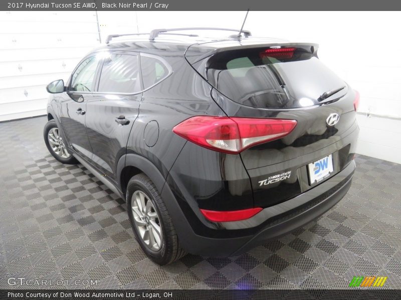 Black Noir Pearl / Gray 2017 Hyundai Tucson SE AWD