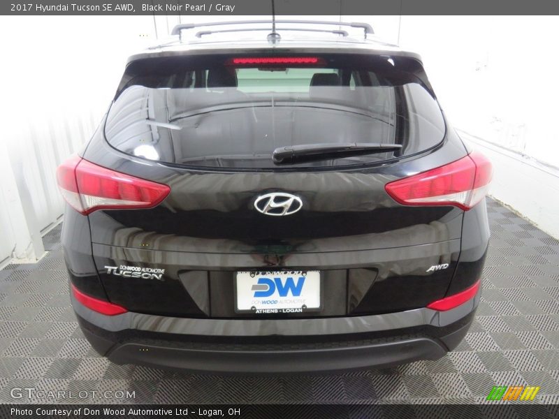 Black Noir Pearl / Gray 2017 Hyundai Tucson SE AWD