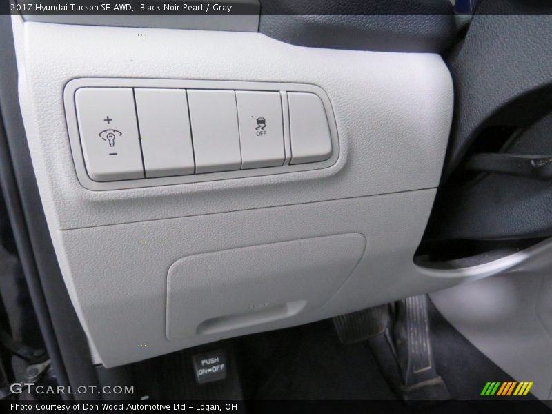 Black Noir Pearl / Gray 2017 Hyundai Tucson SE AWD