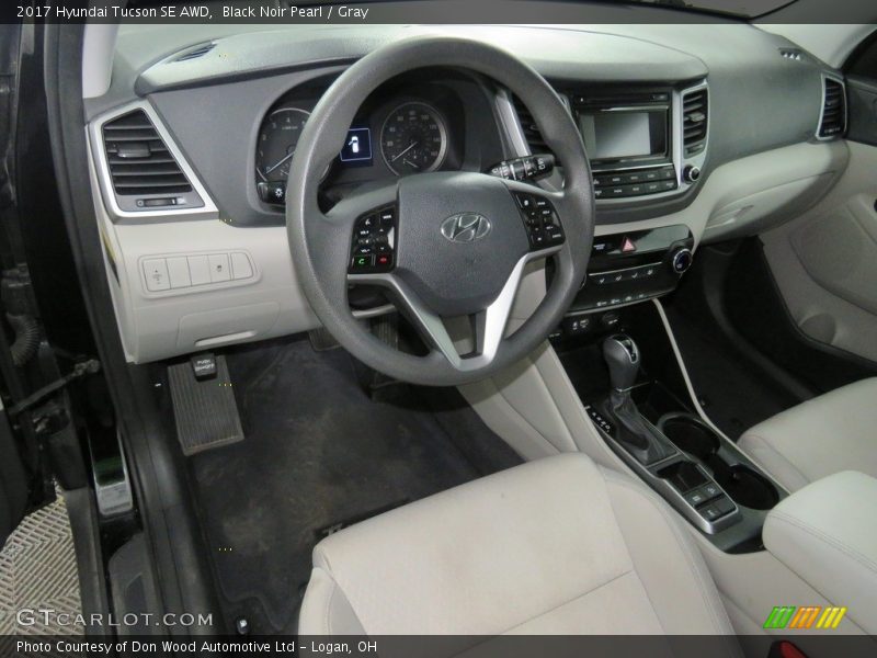 Black Noir Pearl / Gray 2017 Hyundai Tucson SE AWD