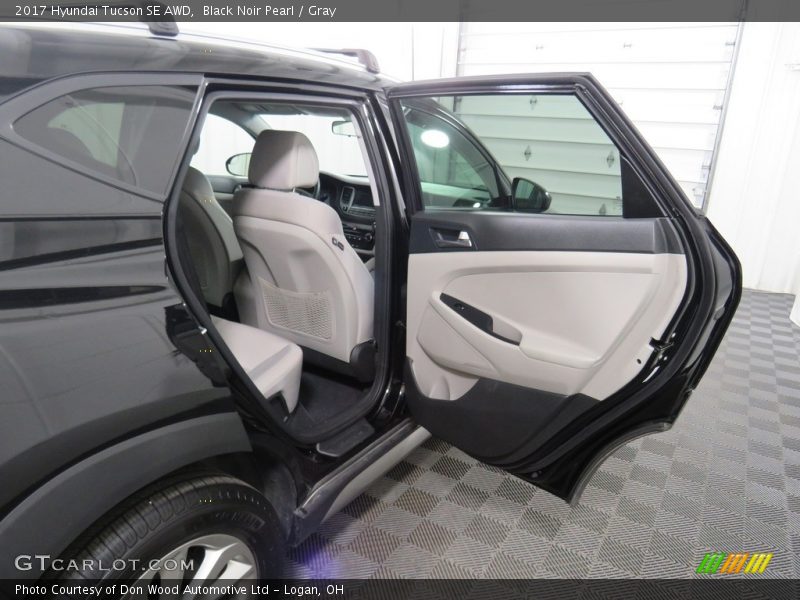 Black Noir Pearl / Gray 2017 Hyundai Tucson SE AWD