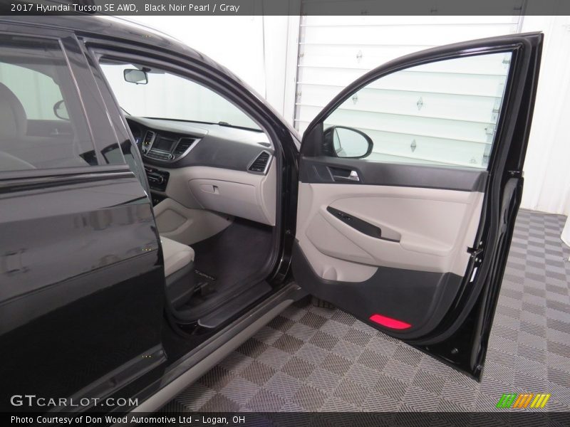 Black Noir Pearl / Gray 2017 Hyundai Tucson SE AWD