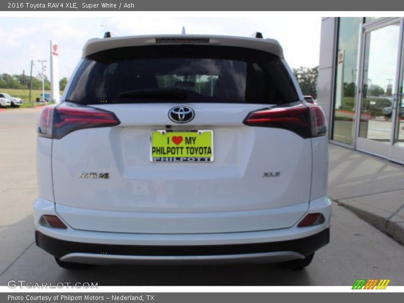 Super White / Ash 2016 Toyota RAV4 XLE
