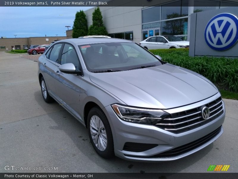 Front 3/4 View of 2019 Jetta S