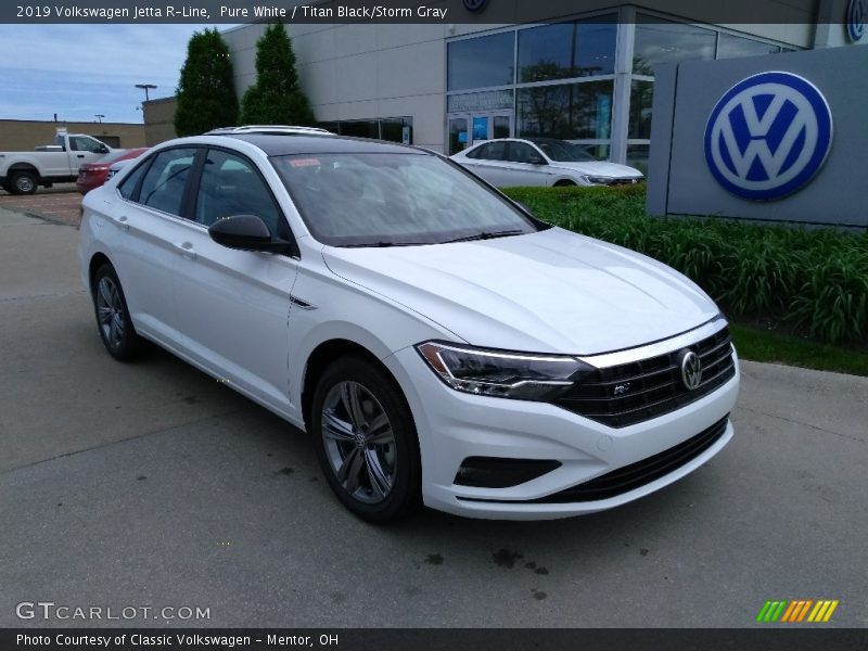 Front 3/4 View of 2019 Jetta R-Line