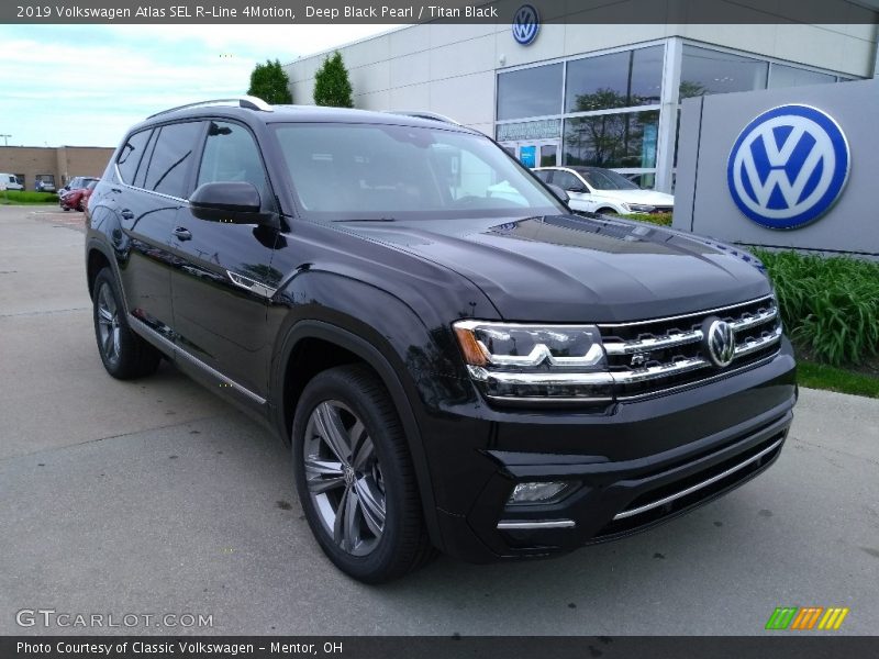 Front 3/4 View of 2019 Atlas SEL R-Line 4Motion