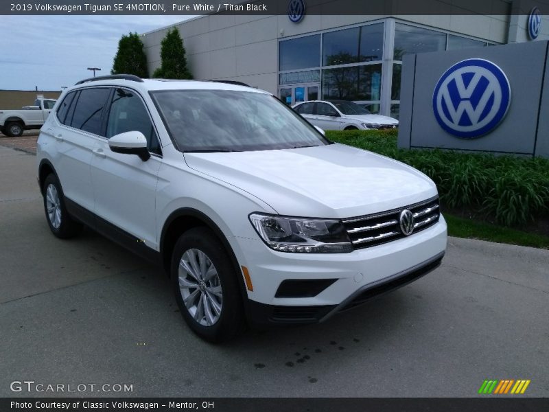 Pure White / Titan Black 2019 Volkswagen Tiguan SE 4MOTION