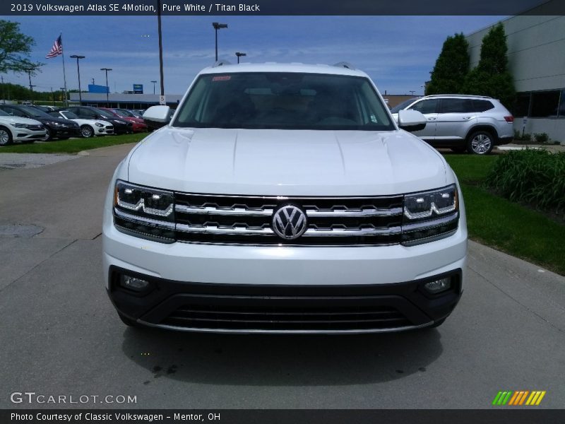 Pure White / Titan Black 2019 Volkswagen Atlas SE 4Motion