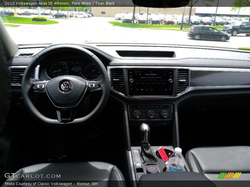Pure White / Titan Black 2019 Volkswagen Atlas SE 4Motion