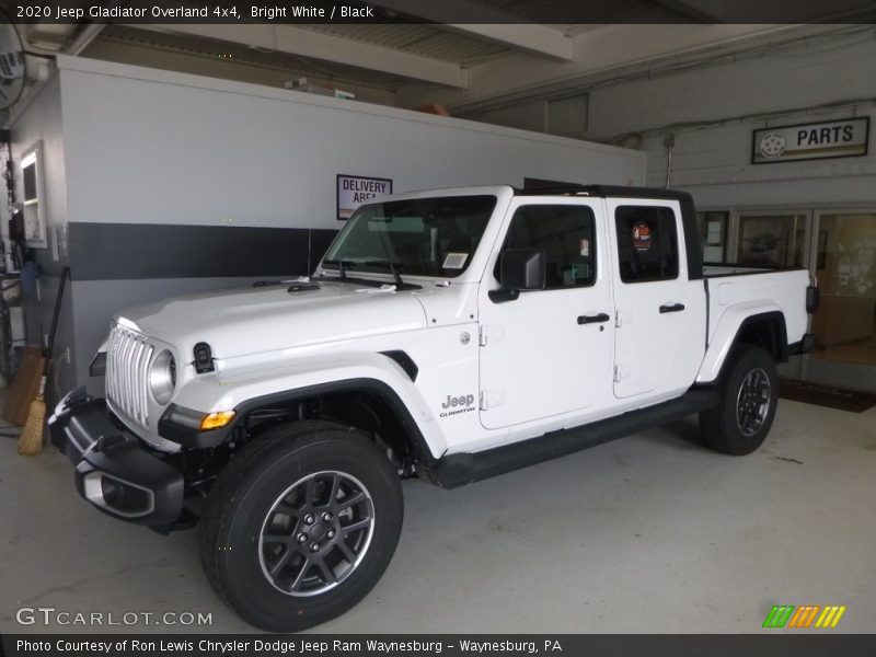 Front 3/4 View of 2020 Gladiator Overland 4x4