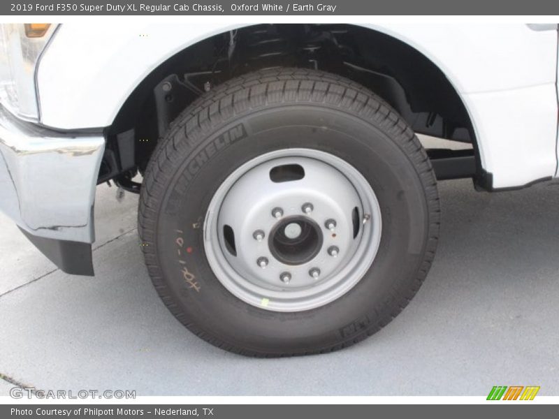 Oxford White / Earth Gray 2019 Ford F350 Super Duty XL Regular Cab Chassis