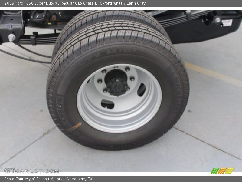 Oxford White / Earth Gray 2019 Ford F350 Super Duty XL Regular Cab Chassis