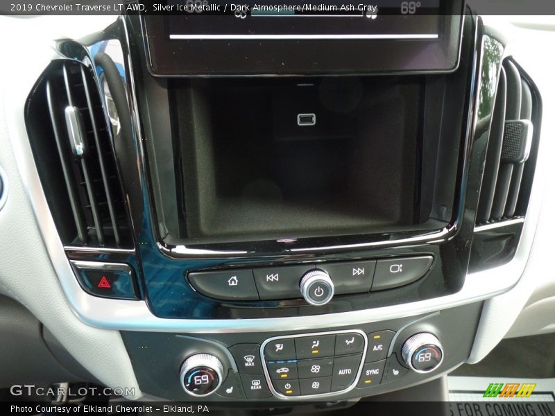 Silver Ice Metallic / Dark Atmosphere/Medium Ash Gray 2019 Chevrolet Traverse LT AWD